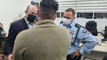 רה"מ ומפכ"ל המשטרה משוחחים עם אחד הלוחמים שחיסלו את המחבלים, אתמול. | דוברות המשטרה