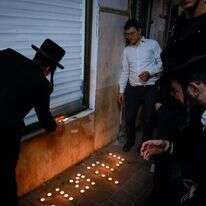 מדליקים נרות בזירת פיגוע הירי בבני ברק. | אוליבייה פיטוסי/פלאש90