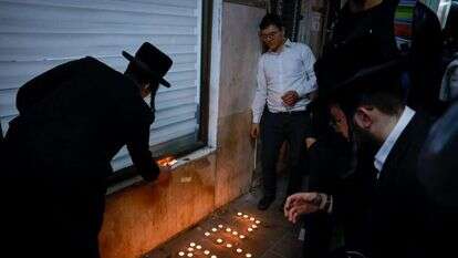 מדליקים נרות בזירת פיגוע הירי בבני ברק. | אוליבייה פיטוסי/פלאש90