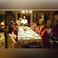 קלישאת המשפחה המורחבת עתירת המתיחויות המסובה סביב הגדה שאינה מדברת אל ליבה. מתוך הסרט "לילסדה". | "יוני מנחם, באדיבות סרטי יונייטד קינג