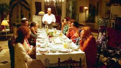 קלישאת המשפחה המורחבת עתירת המתיחויות המסובה סביב הגדה שאינה מדברת אל ליבה. מתוך הסרט "לילסדה". | "יוני מנחם, באדיבות סרטי יונייטד קינג