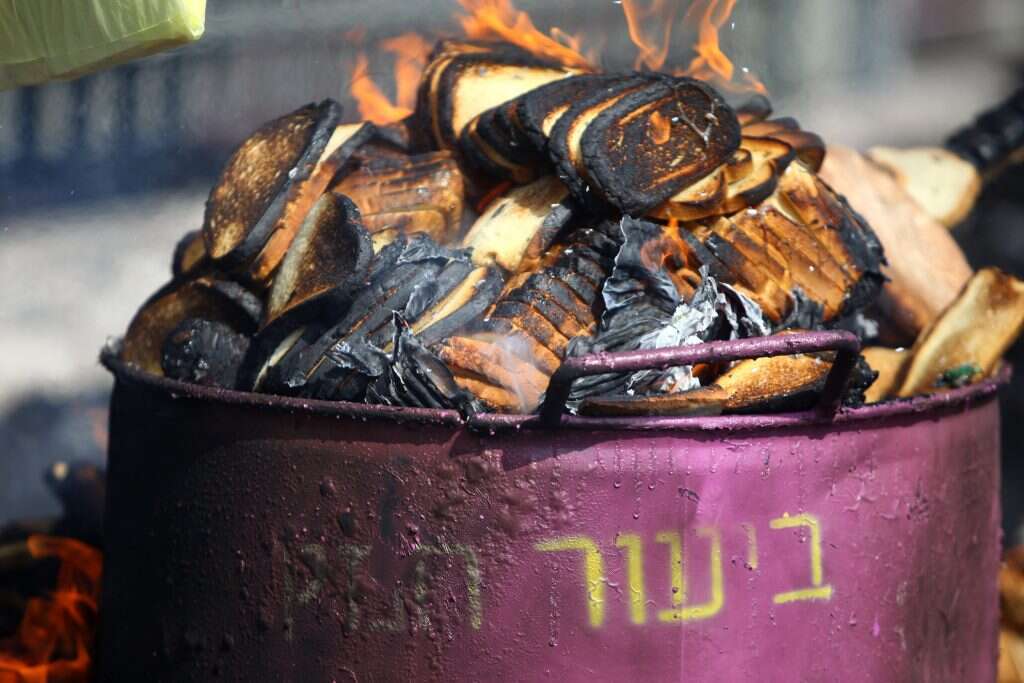 ביעור חמץ. | אביר סולטן, פלאש 90