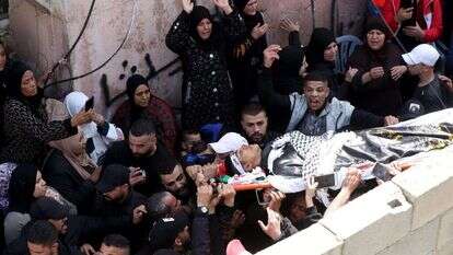 הלווייתו של אחד המחבלים שנהרגו בג'נין. | EPA