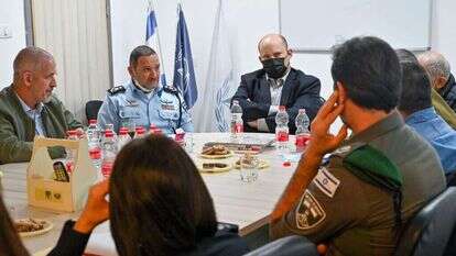 ראש הממשלה, המפכ"ל וראש השב"כ בתחנת המשטרה בחדרה לאחר הפיגוע בעיר. | קובי גדעון - לע"מ ראש הממשלה, המפכ"ל וראש השב"כ בתחנת המשטרה בחדרה לאחר הפיגוע בעיר. | קובי גדעון - לע"מ