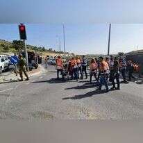 כוחות ההצלה בצומת נווה דניאל לאחר פיגוע דקירה. | הצלה ללא גבולות