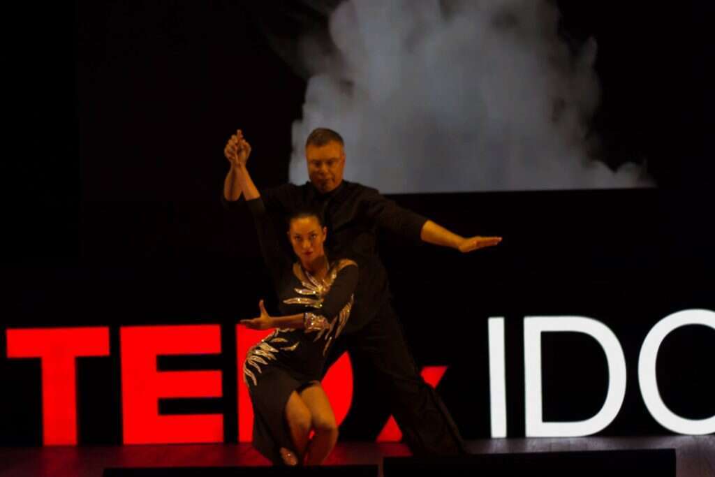 אטרקטיבי יותר מפרופסור לכלכלה רוקד לבד. עם אנה ארונוב בריקוד המשותף על בימת "טד אקס". | אסף סופרין