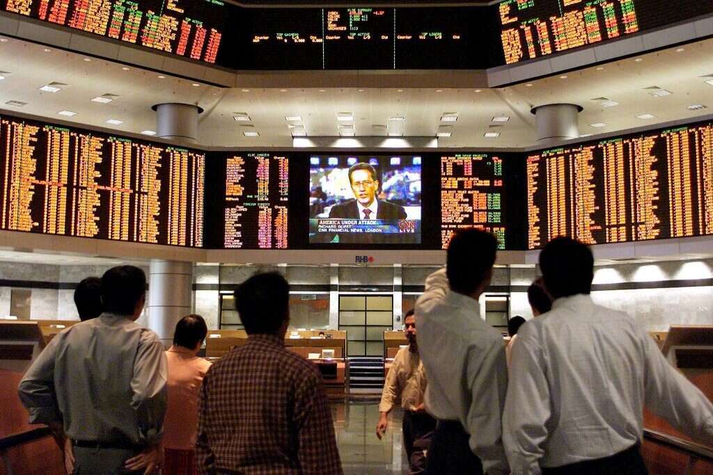 השפעתו של טרור חד־פעמי היא קצרת טווח. סוחרים בבורסה הסגורה של קואלה־לומפור במלזיה, 12 בספטמבר 2001. | AFP