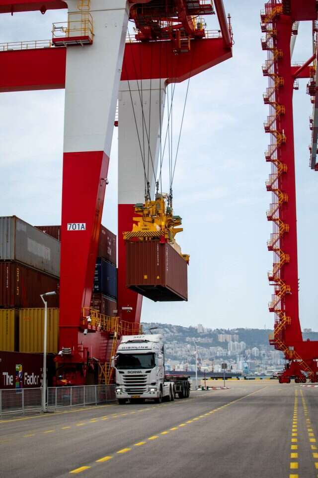 פריקת מכולה בנמל המפרץ. | אריק סולטן