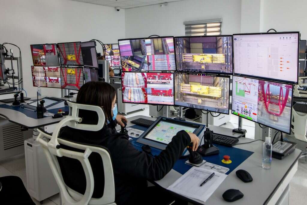 מנופאית בנמל המפרץ. | אריק סולטן