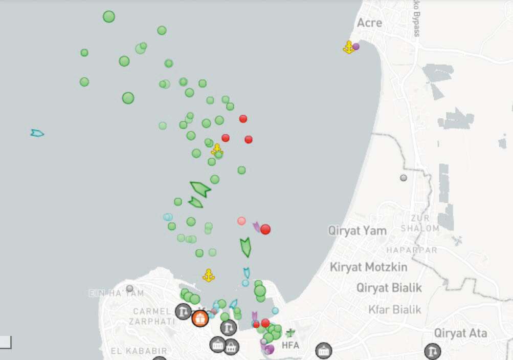 מפת האוניות הממתינות בנמל חיפה. | marinetraffic.com