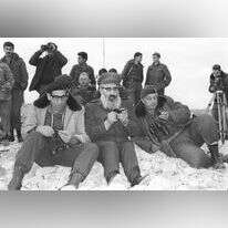 אריאל שרון, הרב גורן ורחבעם זאבי (גנדי) קוראים תהילים בפעולת כראמה, 1968. | עיתון במחנה