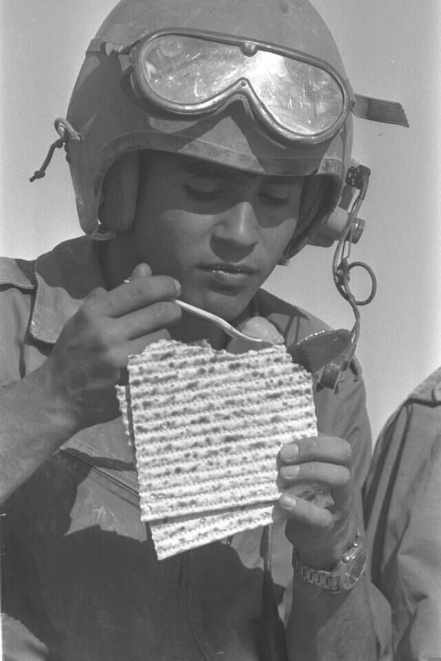 המצות לצה"ל. חייל בחיל התותחנים בסיני, פסח תשל"ה (1975). | סער יעקב, לע"מ