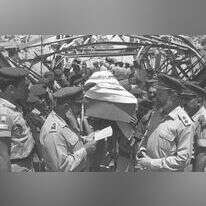 גולת הכותרת של מפעלו ההלכתי: התרת עגונות והבאת גופות חללי צה"ל לקבורה. הרב גורן אומר קדיש על נופלים מחיל האוויר בעת השבת גופותיהם, 1967. | אילן ברונאר, לע"מ