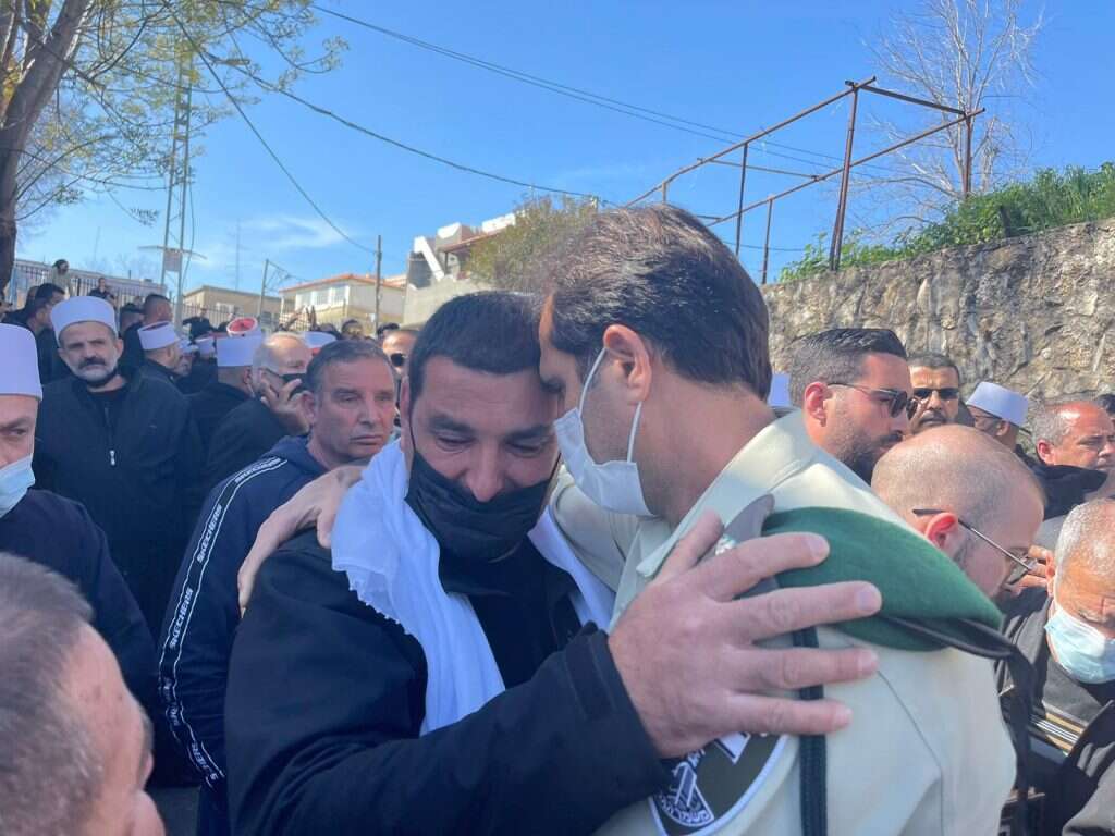 ניצב כהן עם האב השכול רביע פלאח בהלוויה, השבוע. | משטרת ישראל