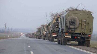 שיירה רוסית "בהסוואה טבעית" בדרך לאוקראינה. | גטי אימג'ס