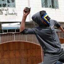 מחבלים פלסטינים משליכים אבנים. | ויסאם השלמון - פלאש 90