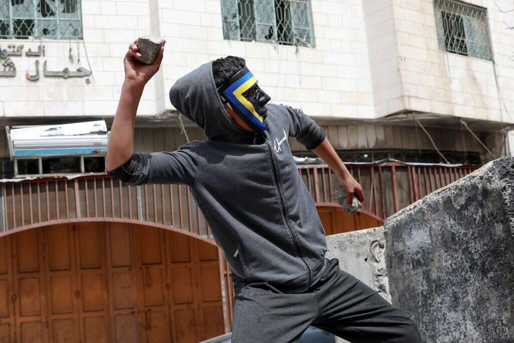 מחבלים פלסטינים משליכים אבנים. | ויסאם השלמון - פלאש 90 מחבלים פלסטינים משליכים אבנים. | ויסאם השלמון - פלאש 90