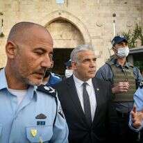 יאיר לפיד בשער שכם. | אריה לייב אברמס, פלאש 90 יאיר לפיד בשער שכם. | אריה לייב אברמס, פלאש 90