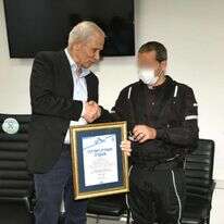 השר בר-לב מעניק את התעודה לרס"מ ע'. | דוברות המשטרה