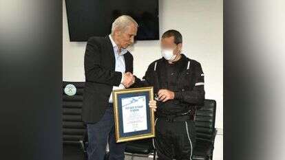 השר בר-לב מעניק את התעודה לרס"מ ע'. | דוברות המשטרה