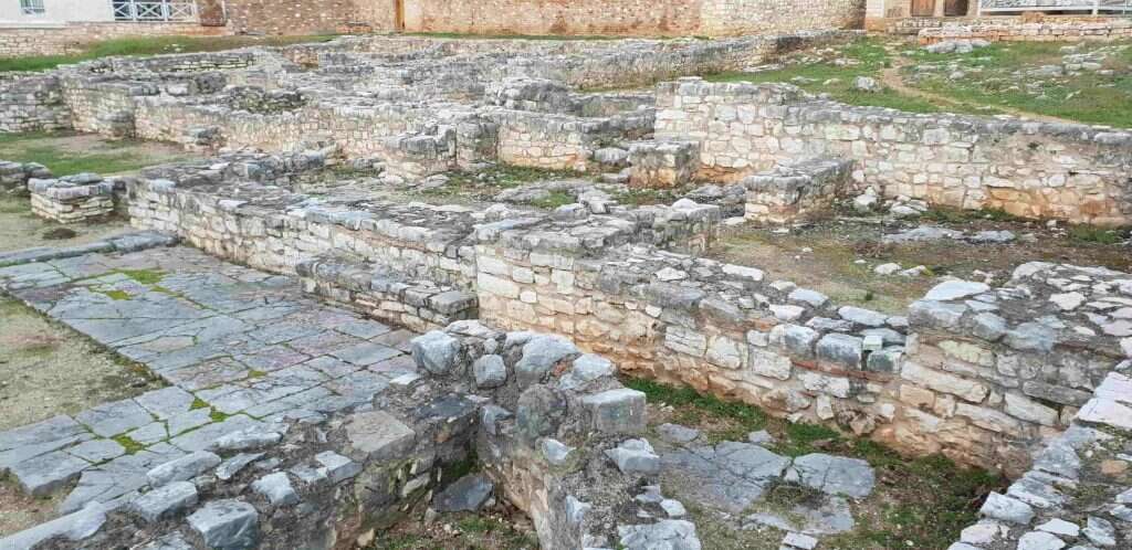 שרידי בית כנסת מהמאה החמישית בסרנדה, אלבניה