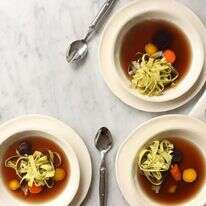 מרק "עוף" טבעוני. | אפרת ליכטנשטט