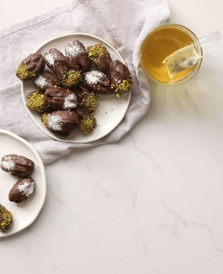 תמרים במילוי אגוזים או שקדים ובציפוי שוקולד. | אפרת ליכטנשטט