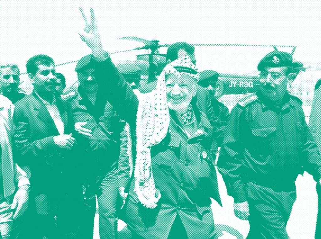 מצור ברמאללה. ערפאת מסמן את סימן הניצחון בשכם, מאי 2002. | AP מצור ברמאללה. ערפאת מסמן את סימן הניצחון בשכם, מאי 2002. | AP