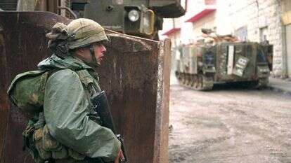 חייל צה"ל ברמאללה במהלך מבצע חומת מגן, מרץ 2002. | יואב גוטרמן, לע"מ