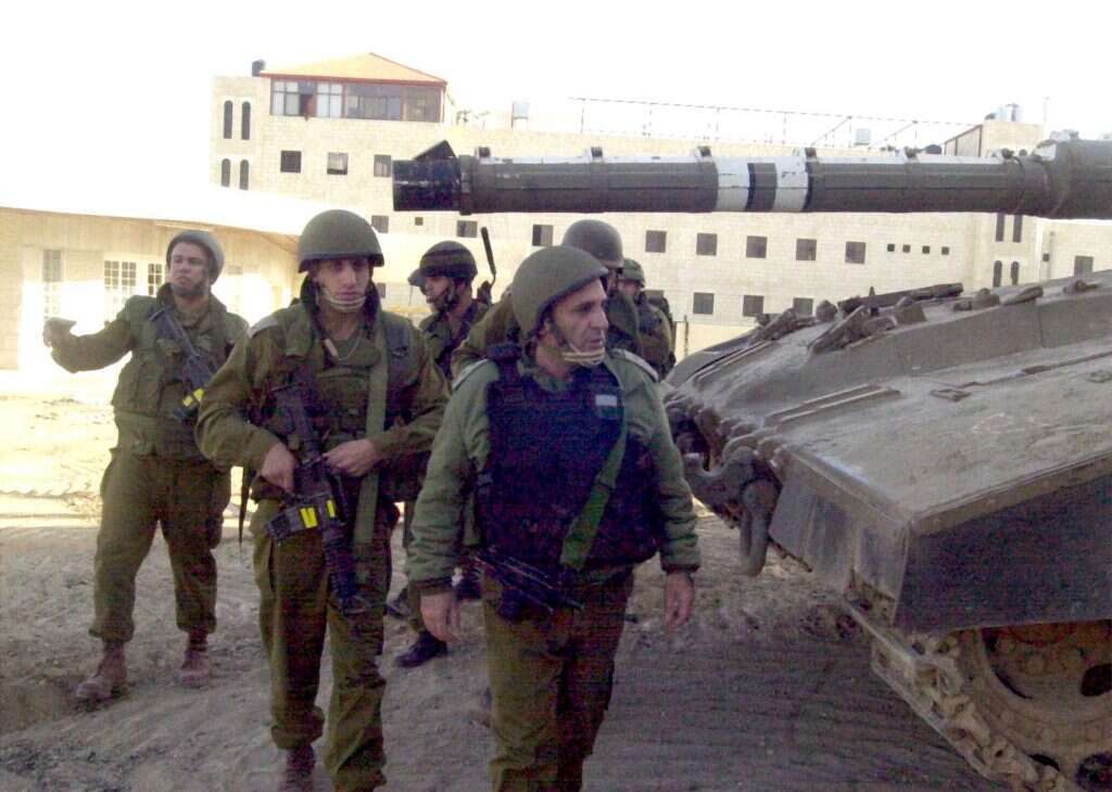 "כשהגעתי אמרו לנו שהמשימה היא המוקטעה". הרמטכ"ל דאז רב־אלוף שאול מופז במוקטעה ברמאללה, אפריל 2002. | גטי אימג'ס "כשהגעתי אמרו לנו שהמשימה היא המוקטעה". הרמטכ"ל דאז רב־אלוף שאול מופז במוקטעה ברמאללה, אפריל 2002. | גטי אימג'ס