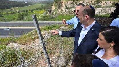 ראש הממשלה נפתלי בנט ושרת הפנים איילת שקד בסיור בחריש, אתמול. | קובי גדעון/ לע"מ ראש הממשלה נפתלי בנט ושרת הפנים איילת שקד בסיור בחריש, אתמול. | קובי גדעון/ לע"מ