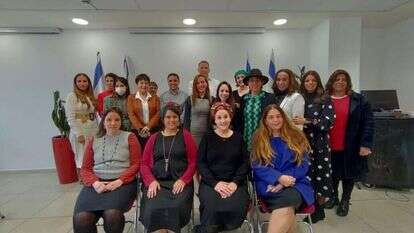 השר כהנא (מאחור) עם נשים שמונו למועצות דתיות ברחבי הארץ