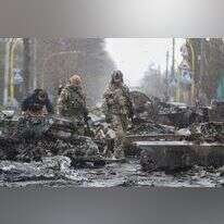 חיילים אוקראינים בין שרידי משוריינים רוסיים בבוצ'ה, השבוע. | EPA