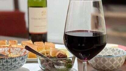 יין אדום. | רינה נקונצ'ני