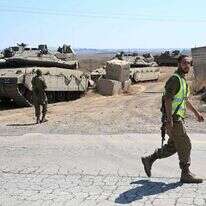 טנקים חוצים כביש במהלך אימון במרכז רמת הגולן. | מיכאל גלעדי, פלאש 90