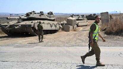 טנקים חוצים כביש במהלך אימון במרכז רמת הגולן. | מיכאל גלעדי, פלאש 90