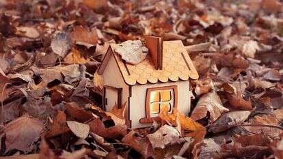 הבית מתפרק. | שאטרסטוק