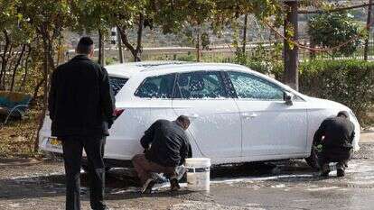 ניקיון רכב לפסח. | נתי שוחט, פלאש 90