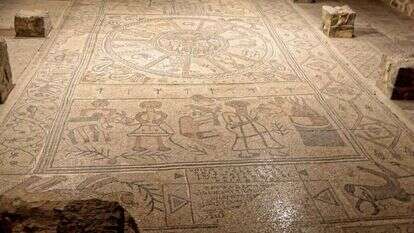 "במאה החמישית והשישית היהדות בארץ ישראל מתקיימת במסגרת קהילתית שהמוקד שלה הוא בית הכנסת". בית הכנסת העתיק מהמאה השישית שנחשף בבית אלפא. | גטי אימג'ס