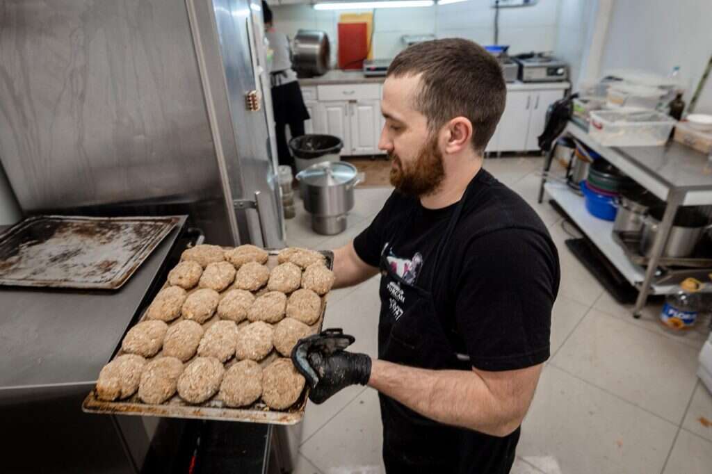 הכנות ברומניה לליל הסדר. | אלי אטקין