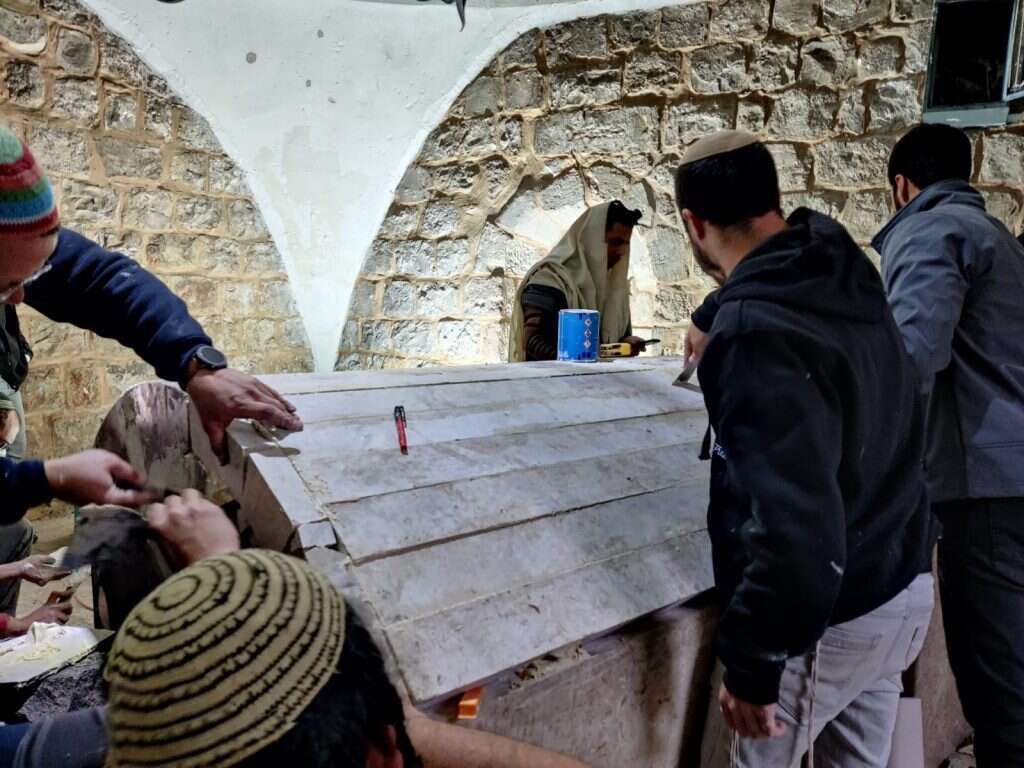 משפצים את קבר יוסף. | הודיה כריש חזוני