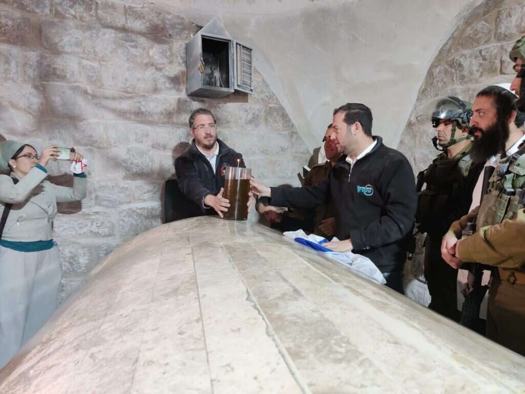 יוסי דגן בשיפוץ קבר יוסף. | הודיה כריש חזוני