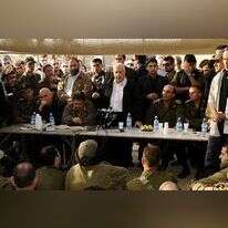 שרון עם לוחמים בג'נין בזמן חומת מגן, 2002. | משה מילנר, לע"מ