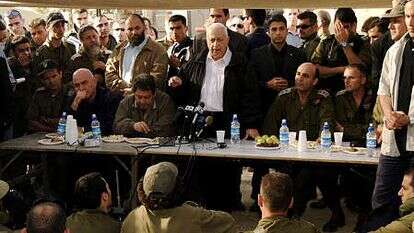 שרון עם לוחמים בג'נין בזמן חומת מגן, 2002. | משה מילנר, לע"מ