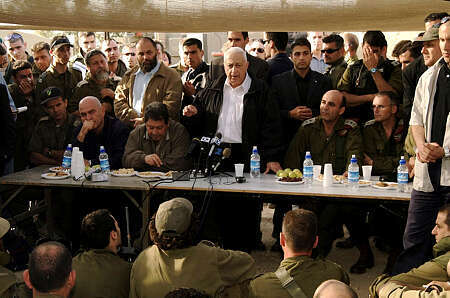 שרון עם לוחמים בג'נין בזמן חומת מגן, 2002. | משה מילנר, לע"מ שרון עם לוחמים בג'נין בזמן חומת מגן, 2002. | משה מילנר, לע"מ