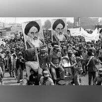 "פחדו לספר לשאה עד כמה האופוזיציה חזקה". הצבא האסלאמי האיראני בהפגנת סולידריות עם האזרחים במהלך המהפכה באיראן, 1979. | גטי אימג'ס