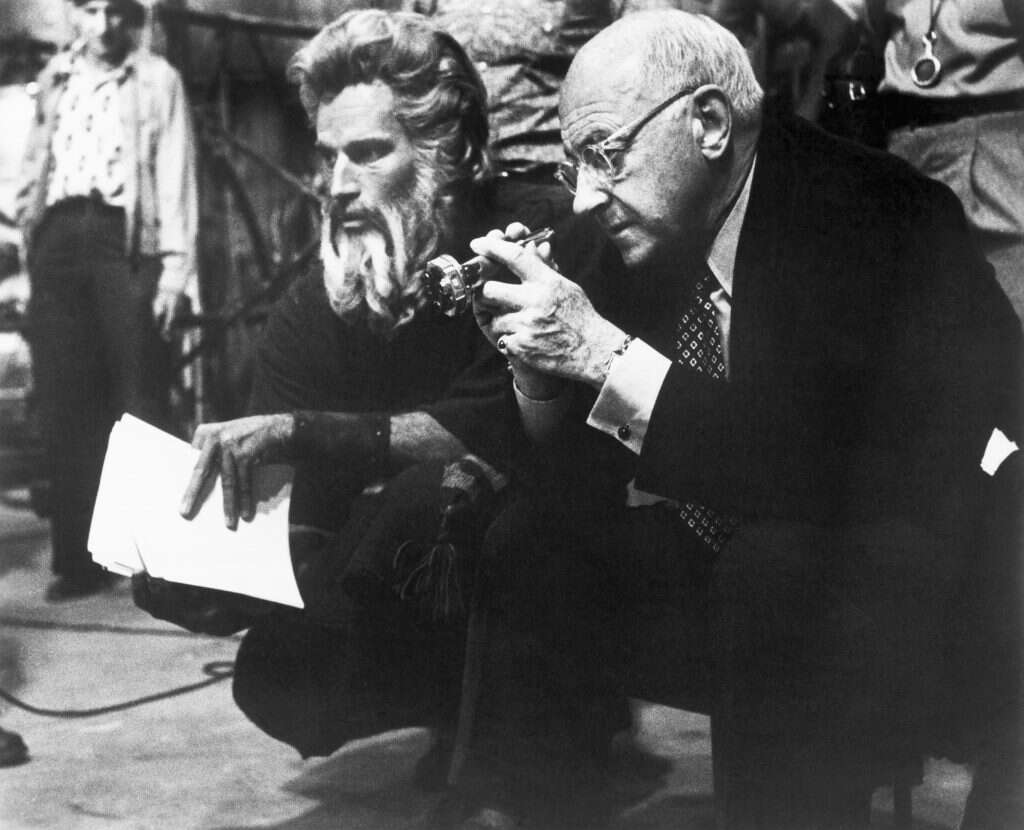 ססיל ב' דה-מיל עם צ'רלטון הסטון על סט הצילומים של עשרת הדיברות, 1956. | " גטי אימג'ס