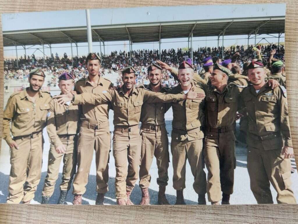 חי ונשם את המדינה הזו. קיי לצד חבריו בשירות הצבאי. | באדיבות ג'ן שיף - מתוך האוסף הפרטי