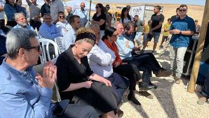 עידית סילמן וחברי קואליציה בדימונה, השבוע, בטקס חנוכת כפרי האיילים עידית סילמן וחברי קואליציה בדימונה, השבוע, בטקס חנוכת כפרי האיילים