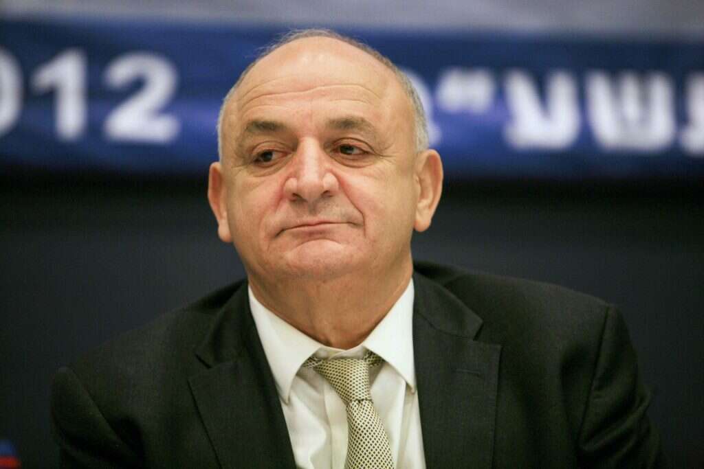 לפעמים אנחנו מדברים על כדורגל. יצחק תשובה. | יהושע יוסף